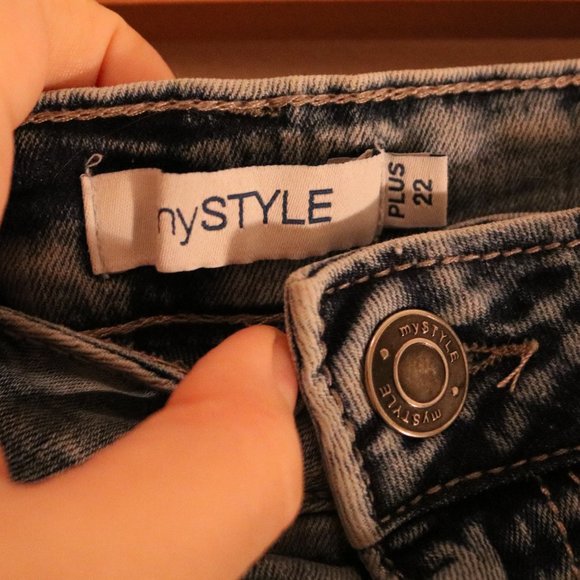 π΄3 for $20π΄ Floral Embroidered Jeans - Picture 16 of 16